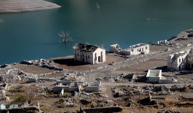Baraj sularının çekilmesiyle köy gün yüzüne çıktı