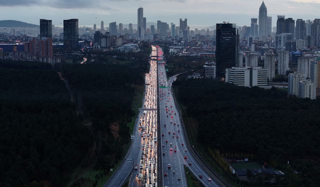İstanbul haftaya yağmurlu başladı: Trafik yoğunluğu yüzde 90'a ulaştı