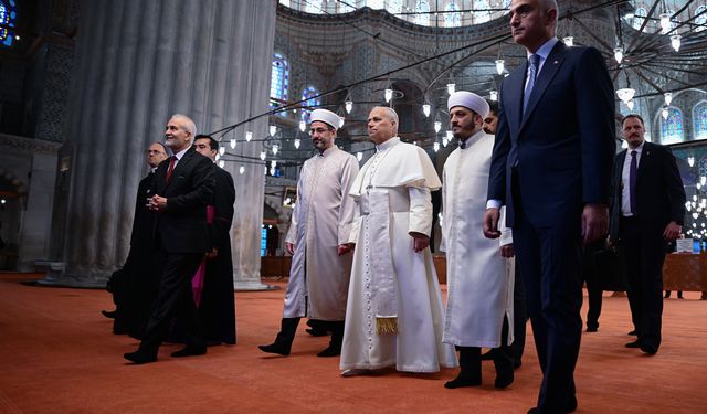 Papa İstanbul'da... Sultanahmet Camii'ni ziyaret etti!