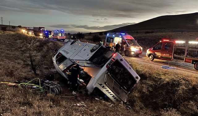 Afyonkarahisar'da feci kaza: Yolcu otobüsü devrildi; 2 kişi öldü, çok sayıda yaralı var