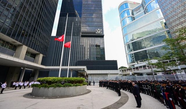 Hong Kong’daki yangında hayatını kaybedenler anıldı