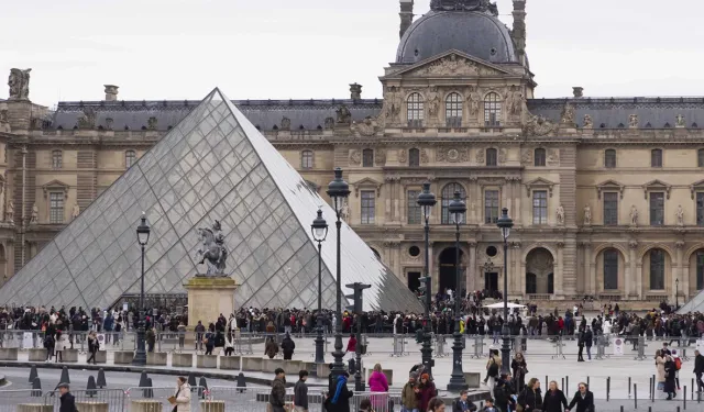 Louvre’daki tarihi soygunda zarar gören tacın fotoğrafı paylaşıldı
