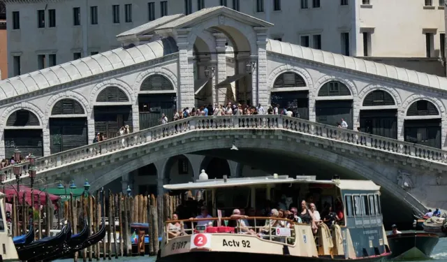 Rialto Köprüsü’ne tekne çarptı: Şüpheli kaçarken yakalandı