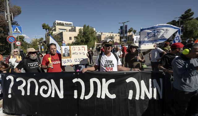 İsrail'de halk Cumhurbaşkanı'na seslendi: Netanyahu'yu affetme