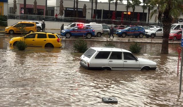 Bodrum'da sağanak: Cadde sokaklar göle döndü, araçlar yolda kaldı
