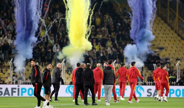 Galatasaraylı futbolcular sahaya çıktı, stat sarı-laciverte boyandı
