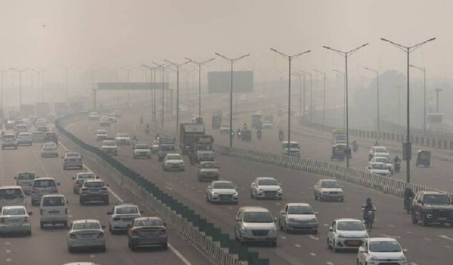 Yeni Delhi’de hava kirliliği alarmı: Okullarda hibrit eğitime geçildi