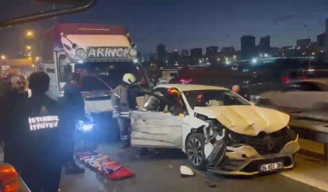 Bağcılar TEM’de zincirleme kaza: 5 araç çarpıştı, trafik kilitlendi