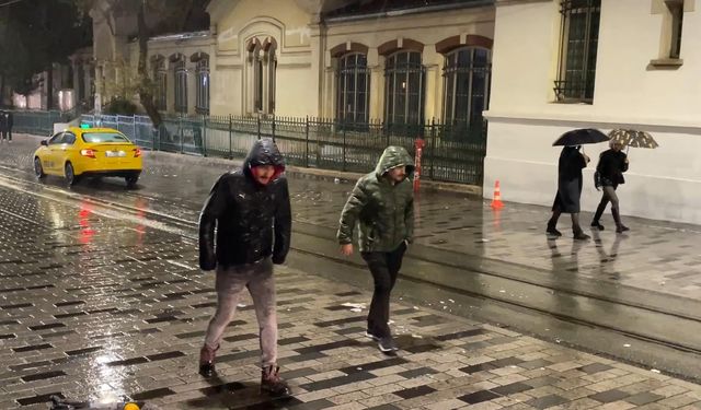 Meteoroloji uyarmıştı: İstanbul’da sağanak gece boyu etkisini artırdı