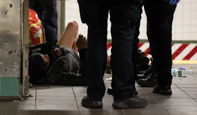 New York metrosunda dehşet: Uyuyan yolcu ateşe verildi