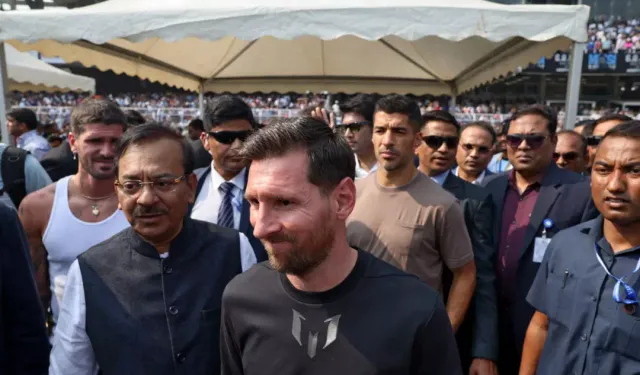 Messi, Hindistan'da ölümden döndü! Binlerce kişi sahaya indi, canını zor kurtardı