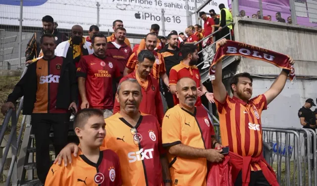Galatasaraylı taraftarlar derbi için Kadıköy’e hareket etti