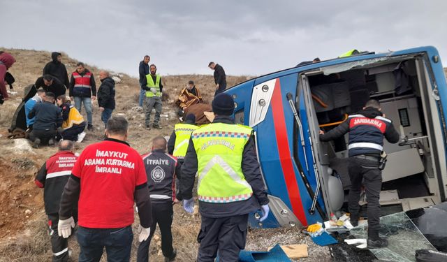 Cezaevi nakil aracı devrildi: Sıra dışı kazada yaralılar var!