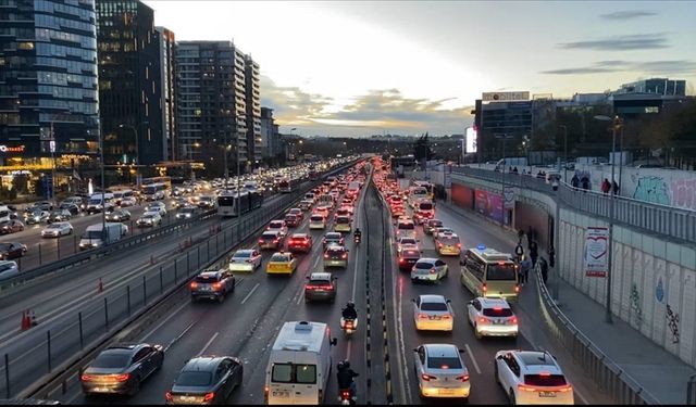 İstanbul’da ilk iş gününde trafik kilitlendi: Yoğunluk yüzde 80’e çıktı