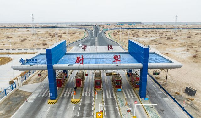 Xinjiang’da ulaşımda tarihi atılım: Kara, demir ve havayolu ağları rekor kırdı