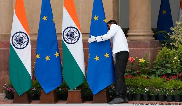 Trump bastırdı Avrupa, “anlaşmaların anasını” imzaladı