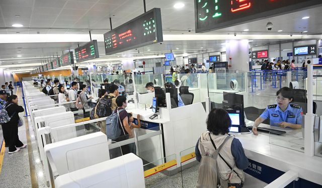 Çin’de sınır giriş-çıkış trafiğinde tarihi zirve