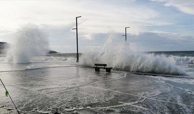 İstanbul Valiliği bilançoyu açıkladı: 89 çatı uçtu, 45 ağaç devrildi