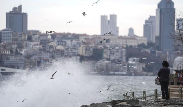 İstanbul’da lodos etkili oldu, AKOM’dan yeni fırtına uyarısı!