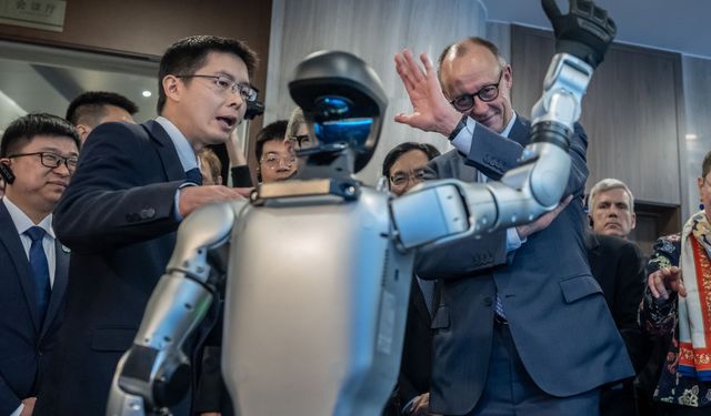 Almanya Başbakanı Merz, Çin’de insansı robotların gösterisini izledi