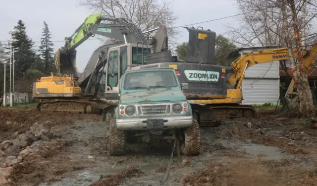 Sakarya'da fıkra gibi olay: Kurtarmaya gelen araçlar da bataklığa saplandı