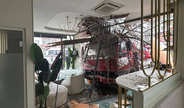 Kamyon diş polikliniğine daldı, şoför olay yerinden kaçtı