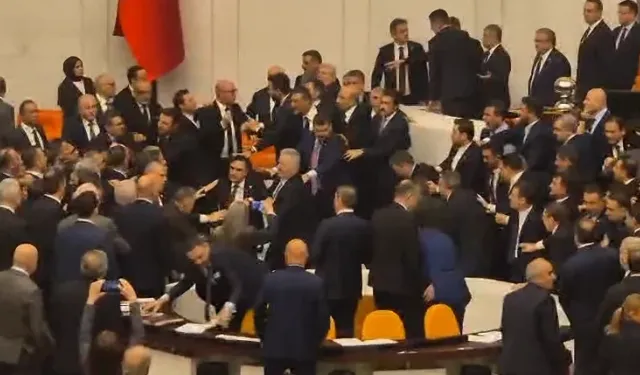 Yeni bakanların yemin töreninde TBMM'de yumruklu kavga çıktı!
