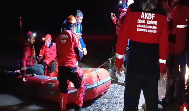 Valiliğin "tehlike yok" dediği Meriç Nehri taştı: 2 işçi mahsur kaldı