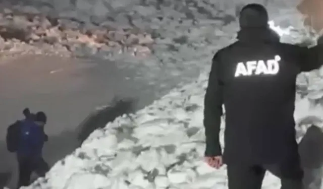 Ağrı’da arızaya giden ekibin aracına çığ düştü