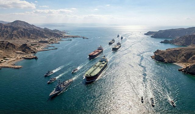 İran kapattı, Trump çılgına döndü! Hürmüz’de petrol tankerleri vuruluyor!