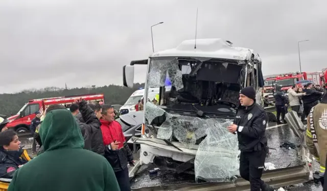 İstanbul'da polisleri taşıyan servis kaza yaptı: 1'i ağır, 30 yaralı!