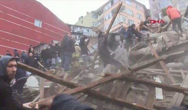 İstanbul Fatih'te 2 bina çöktü!