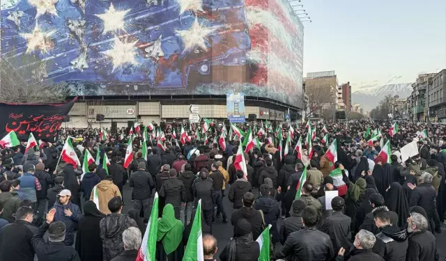 İran’da halk sokaklara indi: İntikam sloganları atıldı!