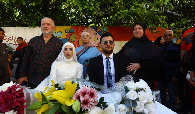 Savaşın gölgesinde mutluluk: Lübnanlı çift sığınakta evlendi