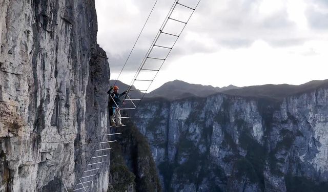 Çin'in Gökyüzü Merdiveni: Heyecan verici 1524 metrelik tırmanış!