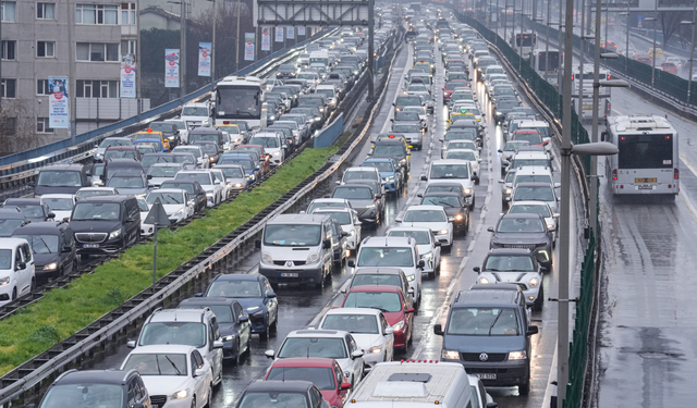 Bayramın ikinci gününde İstanbul kilitlendi: Trafik yoğunluğu yüzde 74!