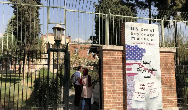 Tahran’da eski ABD büyükelçiliği vuruldu!