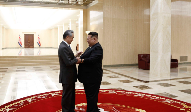 Pyongyang’da üst düzey temas: Kim Jong Un, Wang Yi’yi kabul etti