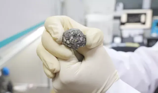Çinli bilim insanları Ay meteoritinde yeni mineral keşfetti