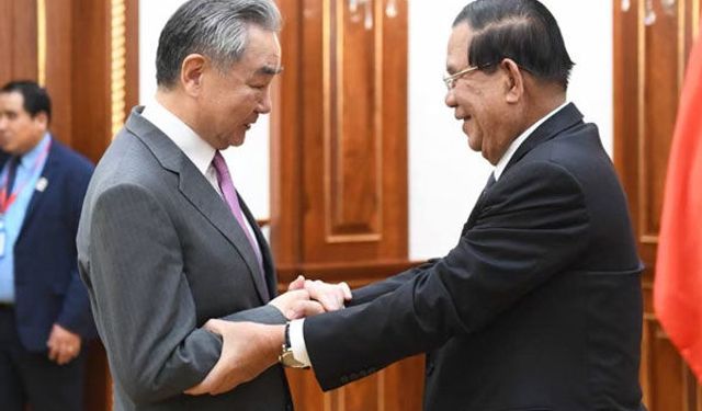 Wang Yi, Kamboçya Senato Başkanı Hun Sen ile görüştü