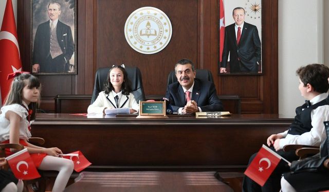 Bakan Tekin, koltuğunu 5. sınıf öğrencisi Defne Bayraktaroğlu'na devretti