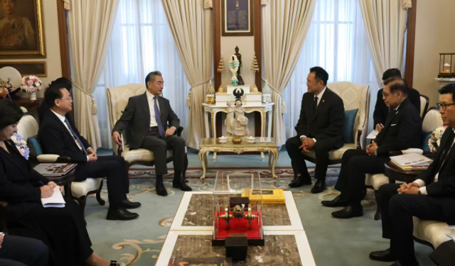 Tayland Başbakanı Charnvirakul, Wang Yi’yi kabul etti