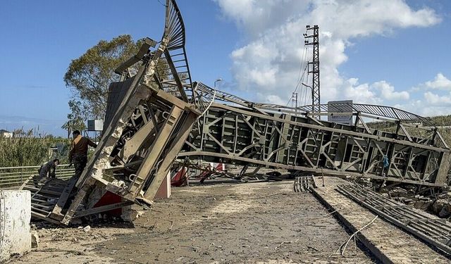 İsrail’den bir dakikada 70 noktaya saldırı! Güney Lübnan’la bağlantı kesildi