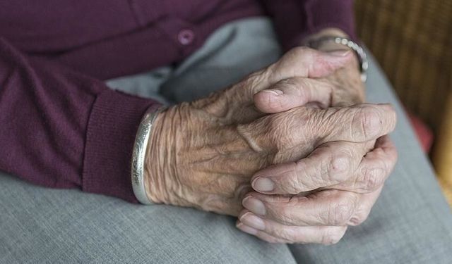 Parkinson hastalığı için erken uyarı! 2 kritik belirti