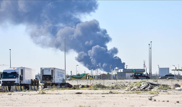 Kuveyt’te petrol rafinerisi vuruldu! Yangın çıktı