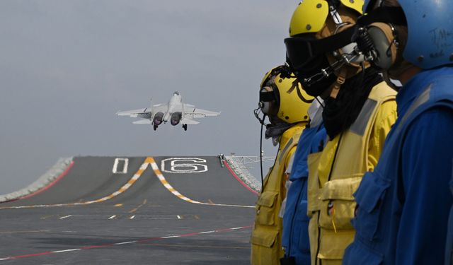 Çin’in Liaoning uçak gemisi Batı Pasifik’te tatbikata başladı