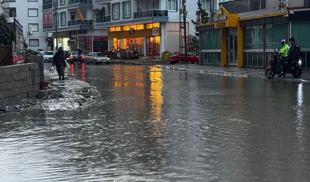 Hatay'ı sağanak vurdu: Yollar göle döndü