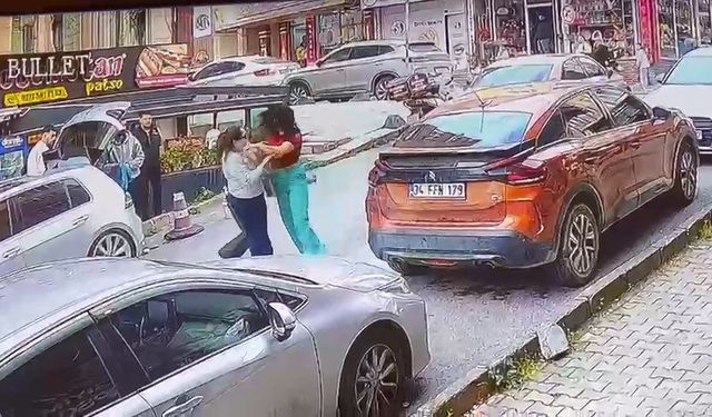 Trafikte skandal anlar: Sosyal medya fenomeni kafa atıp saldırdı!