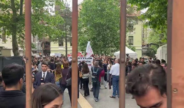 Bilgi Üniversitesi’nin kapısına kilit vuruldu: Öğrenciler protestoda