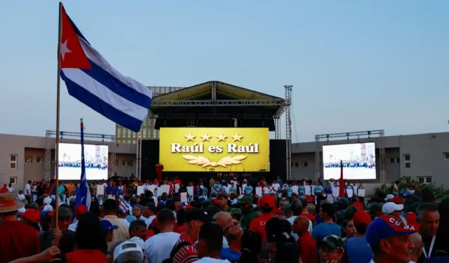 Havana ABD'ye karşı ayakta: Binlerce Kübalı Castro’ya destek için toplandı